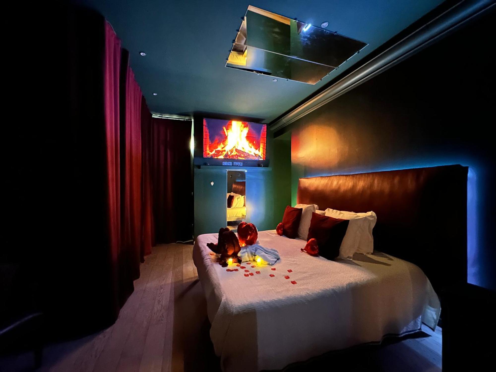 Mieuxqualhotel Jacuzzi Privatif Velvet Desire Bordeaux Zewnętrze zdjęcie