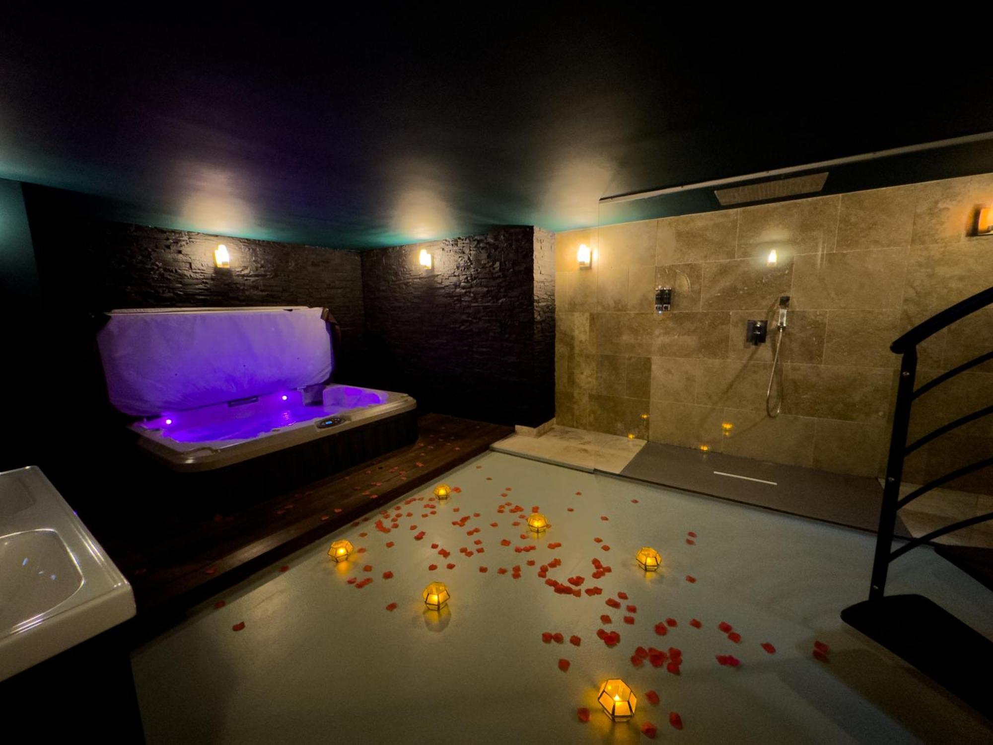 Mieuxqualhotel Jacuzzi Privatif Velvet Desire Bordeaux Zewnętrze zdjęcie